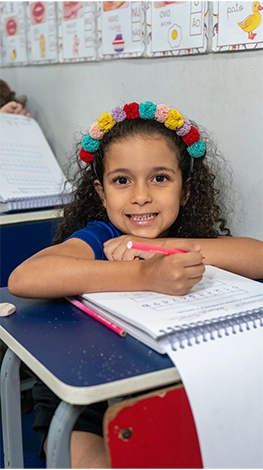 Aluna escrevendo em sala de aula